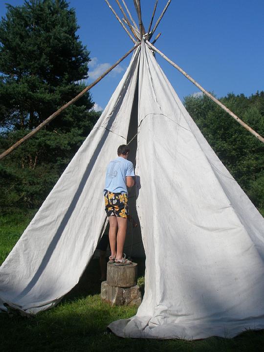 060 - Standa ho ještě musí svázat, aby do něj nepršelo.JPG